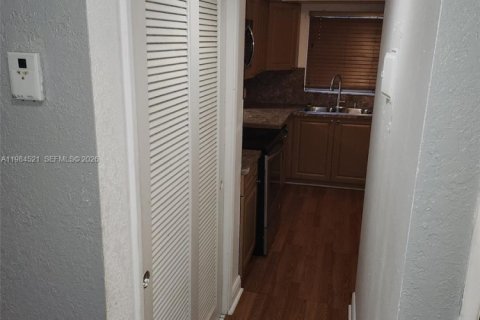 Condo in Pembroke Pines, Florida, 1 bedroom  № 2045821 - photo 8