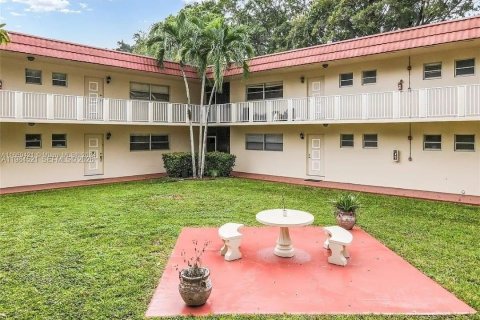 Condo in Pembroke Pines, Florida, 1 bedroom  № 2045821 - photo 2