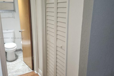 Condo in Pembroke Pines, Florida, 1 bedroom  № 2045821 - photo 18