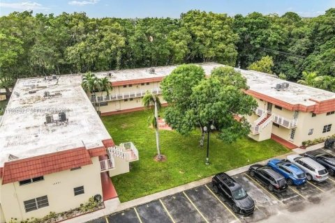 Condo in Pembroke Pines, Florida, 1 bedroom  № 2045821 - photo 3