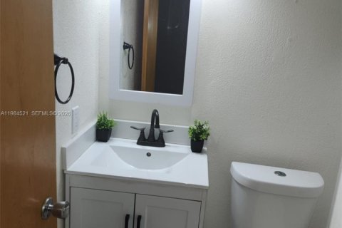Condo in Pembroke Pines, Florida, 1 bedroom  № 2045821 - photo 11