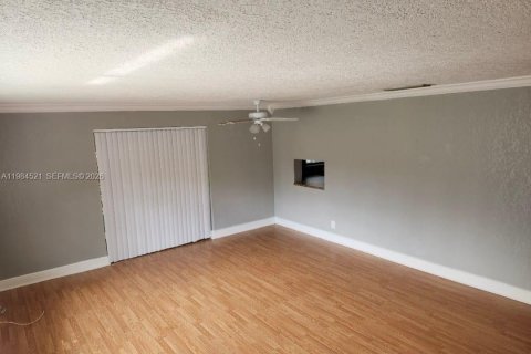 Condo in Pembroke Pines, Florida, 1 bedroom  № 2045821 - photo 6