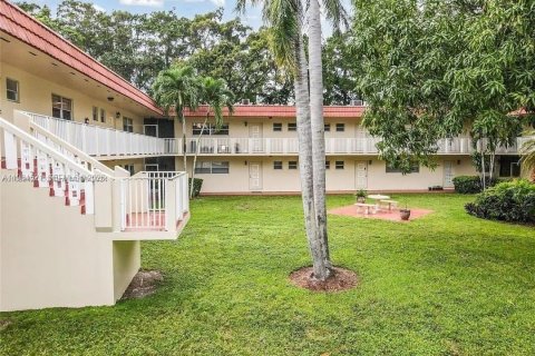 Condo in Pembroke Pines, Florida, 1 bedroom  № 2045821