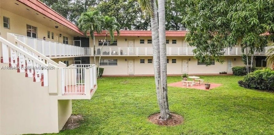 Condo in Pembroke Pines, Florida, 1 bedroom  № 2045821