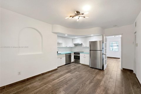 Condo in Miami Beach, Florida, 1 bedroom  № 1887286 - photo 12