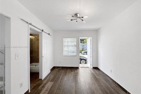 Condo in Miami Beach, Florida, 1 bedroom  № 1887286 - photo 13