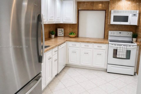 Copropriété à vendre à Hallandale Beach, Floride: 2 chambres, 104.98 m2 № 2153284 - photo 8