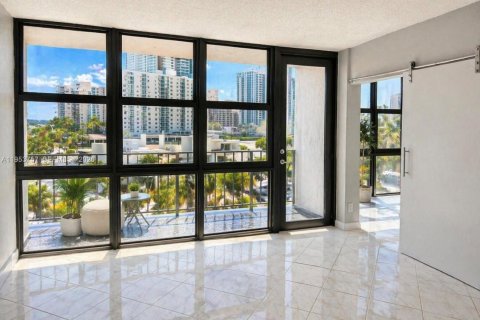 Copropriété à vendre à Hallandale Beach, Floride: 2 chambres, 104.98 m2 № 2153284 - photo 6