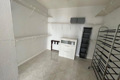 Copropriété à vendre à Hallandale Beach, Floride: 2 chambres, 104.98 m2 № 2153284 - photo 13
