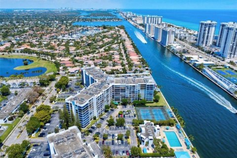Copropriété à vendre à Hallandale Beach, Floride: 2 chambres, 104.98 m2 № 2153284 - photo 2