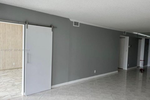 Copropriété à vendre à Hallandale Beach, Floride: 2 chambres, 104.98 m2 № 2153284 - photo 10
