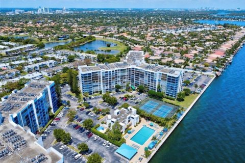 Copropriété à vendre à Hallandale Beach, Floride: 2 chambres, 104.98 m2 № 2153284 - photo 1