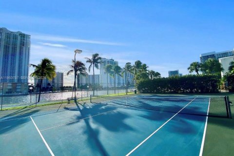 Copropriété à vendre à Hallandale Beach, Floride: 2 chambres, 104.98 m2 № 2153284 - photo 25