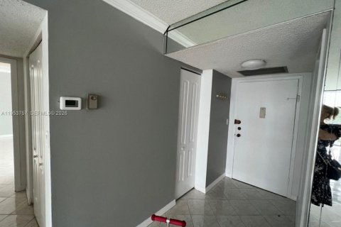 Copropriété à vendre à Hallandale Beach, Floride: 2 chambres, 104.98 m2 № 2153284 - photo 11