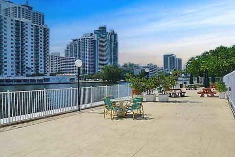 Copropriété à vendre à Hallandale Beach, Floride: 2 chambres, 104.98 m2 № 2153284 - photo 28