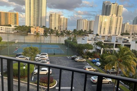 Copropriété à vendre à Hallandale Beach, Floride: 2 chambres, 104.98 m2 № 2153284 - photo 4