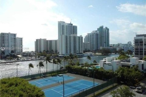 Copropriété à vendre à Hallandale Beach, Floride: 2 chambres, 104.98 m2 № 2153284 - photo 26