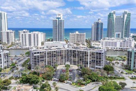 Copropriété à vendre à Hallandale Beach, Floride: 2 chambres, 104.98 m2 № 2153284 - photo 3