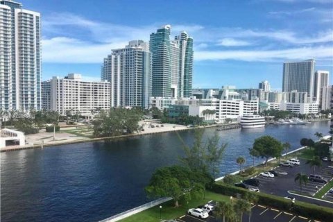 Copropriété à vendre à Hallandale Beach, Floride: 2 chambres, 104.98 m2 № 2153284 - photo 18