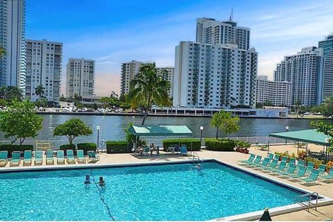 Copropriété à vendre à Hallandale Beach, Floride: 2 chambres, 104.98 m2 № 2153284 - photo 24