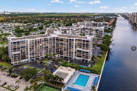 Copropriété à vendre à Hallandale Beach, Floride: 2 chambres, 104.98 m2 № 2153284 - photo 27