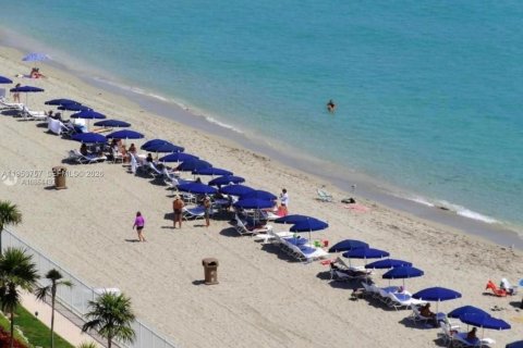 Copropriété à vendre à Hallandale Beach, Floride: 2 chambres, 104.98 m2 № 2153284 - photo 30