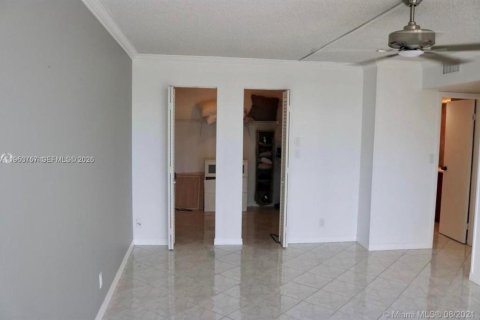 Copropriété à vendre à Hallandale Beach, Floride: 2 chambres, 104.98 m2 № 2153284 - photo 14