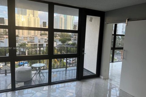 Copropriété à vendre à Hallandale Beach, Floride: 2 chambres, 104.98 m2 № 2153284 - photo 7
