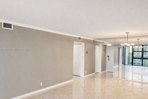 Copropriété à vendre à Hallandale Beach, Floride: 2 chambres, 104.98 m2 № 2153284 - photo 9