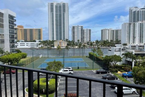 Copropriété à vendre à Hallandale Beach, Floride: 2 chambres, 104.98 m2 № 2153284 - photo 17