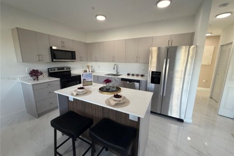 Appartement à louer à Hialeah, Floride: 2 chambres № 2152492 - photo 2