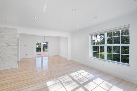 House in Pinecrest, Florida 4 bedrooms, 215.53 sq.m. № 2427803 - photo 17