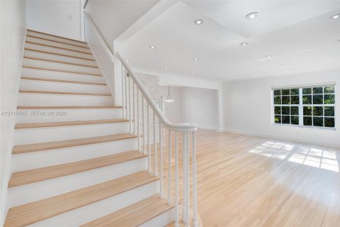 House in Pinecrest, Florida 4 bedrooms, 215.53 sq.m. № 2427803 - photo 6