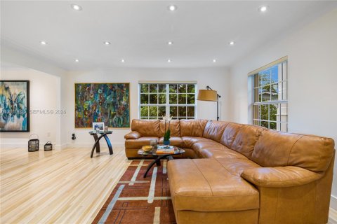 House in Pinecrest, Florida 4 bedrooms, 215.53 sq.m. № 2427803 - photo 9