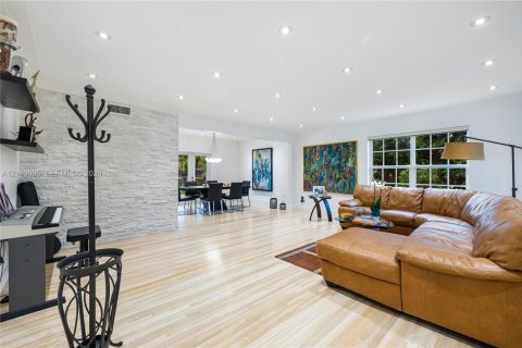 House in Pinecrest, Florida 4 bedrooms, 215.53 sq.m. № 2427803 - photo 8