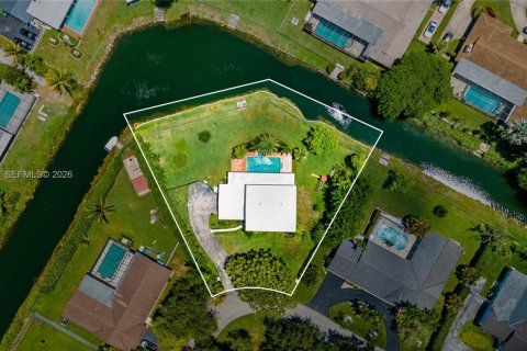 House in Pinecrest, Florida 4 bedrooms, 215.53 sq.m. № 2427803 - photo 3