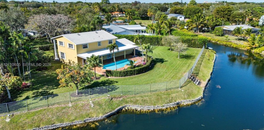 House in Pinecrest, Florida 4 bedrooms, 215.53 sq.m. № 2427803