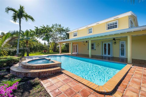 House in Pinecrest, Florida 4 bedrooms, 215.53 sq.m. № 2427803 - photo 16