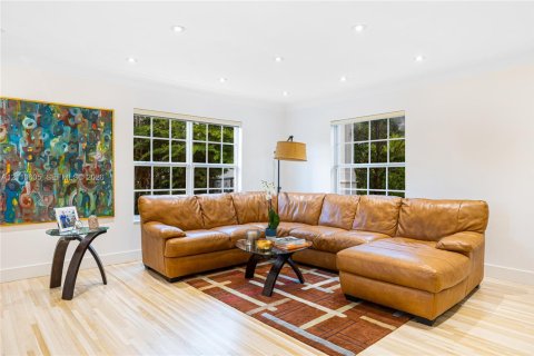 House in Pinecrest, Florida 4 bedrooms, 215.53 sq.m. № 2427803 - photo 10