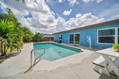Villa ou maison à vendre à Hialeah, Floride: 5 chambres, 176.51 m2 № 1926433 - photo 25