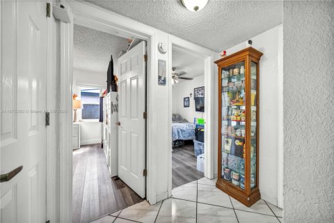 Villa ou maison à vendre à Hialeah, Floride: 5 chambres, 176.51 m2 № 1926433 - photo 18