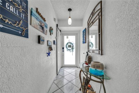 Villa ou maison à vendre à Hialeah, Floride: 5 chambres, 176.51 m2 № 1926433 - photo 2