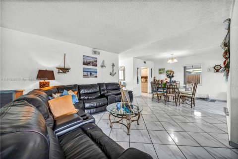 Villa ou maison à vendre à Hialeah, Floride: 5 chambres, 176.51 m2 № 1926433 - photo 5