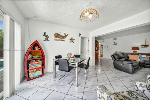 Villa ou maison à vendre à Hialeah, Floride: 5 chambres, 176.51 m2 № 1926433 - photo 14