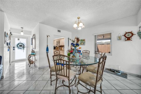 Villa ou maison à vendre à Hialeah, Floride: 5 chambres, 176.51 m2 № 1926433 - photo 4