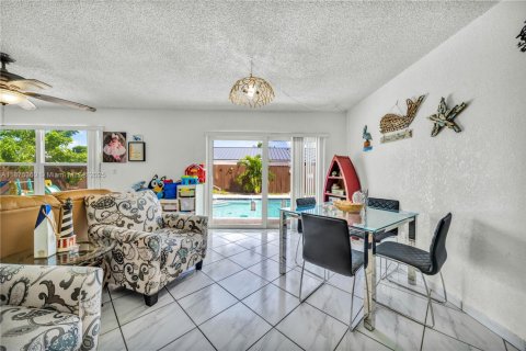 Villa ou maison à vendre à Hialeah, Floride: 5 chambres, 176.51 m2 № 1926433 - photo 13