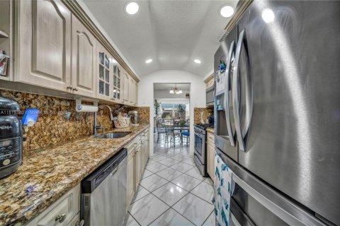 Villa ou maison à vendre à Hialeah, Floride: 5 chambres, 176.51 m2 № 1926433 - photo 7
