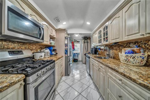 Villa ou maison à vendre à Hialeah, Floride: 5 chambres, 176.51 m2 № 1926433 - photo 6