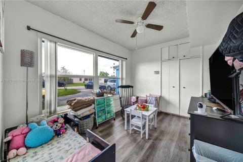 Villa ou maison à vendre à Hialeah, Floride: 5 chambres, 176.51 m2 № 1926433 - photo 21