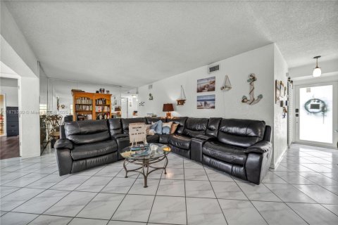 Villa ou maison à vendre à Hialeah, Floride: 5 chambres, 176.51 m2 № 1926433 - photo 3